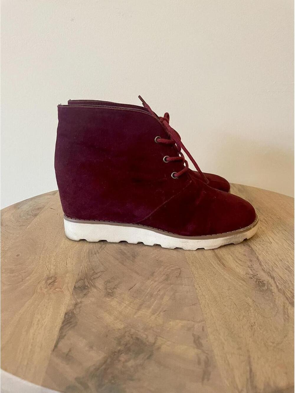 ♥️♥️00s Dollhouse Burgundy Hidden Wedge Booties